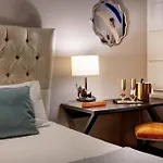 Singer Palace 5*