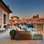 Singer Palace 5*
