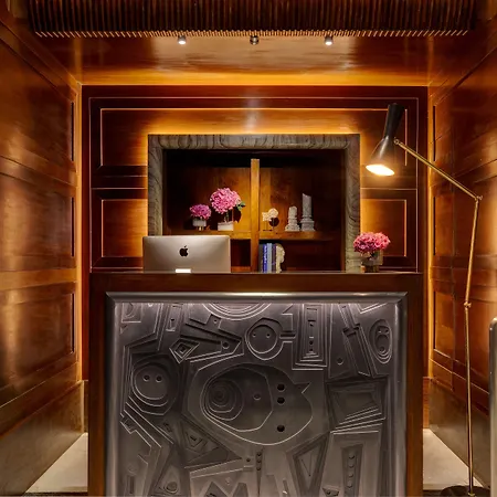 Singer Palace 5*